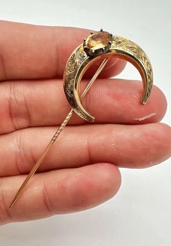ANTIQUE VICTORIAN 14K YELLOW GOLD PASTE ENGRAVED CRESCENT MOON STICK PIN BROOCH (1 of 2)