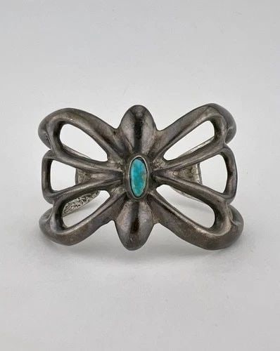 VTG NAVAJO INGOT SANDCAST STERLING SILVER WEBBED TURQUOISE CUFF BRACELET 54.4G: Vtg Navajo INGOT Sandcast Sterling Silver Webbed Turquoise Cuff Bracelet 54.4g Cuff is Just Under 5" tip to Tip and has a 7/8" Wide Gap Cuff Is 1 3/8" Wide In the Center Weight is 54.4 Grams on my sca