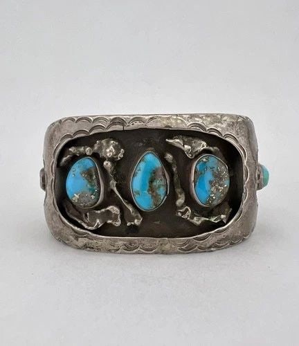 VTG NAVAJO STERLING SILVER BISBEE TURQUOISE STAMPED SHADOWBOX CUFF BRACELET: VTG NAVAJO STERLING SILVER BISBEE TURQUOISE STAMPED SHADOWBOX CUFF BRACELET Vtg Navajo Sterling Silver Bisbee Turquoise Stamped Shadowbox Cuff Bracelet Cuff is 5 1/4" tip to Tip and has a 1 1/4" Wide 