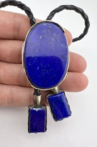 VTG NAVAJO STERLING SILVER NATURAL LAPIS LAZULI HANDMADE BOLO TIE 1 7/8"-68.1G: VTG NAVAJO STERLING SILVER NATURAL LAPIS LAZULI HANDMADE BOLO TIE 1 7/8"-68.1G Vtg Navajo Sterling Silver Natural Lapis Lazuli Handmade Bolo Tie 1 7/8"-68.1g Size: 1 7/8" Tall by 1 1/4" Wide Weight is