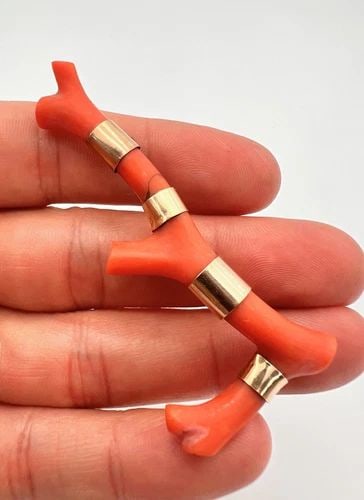 ANTIQUE VICTORIAN 14K YELLOW GOLD SALMON CORAL BRANCH BROOCH PIN 2.75": ANTIQUE VICTORIAN 14K YELLOW GOLD SALMON CORAL BRANCH BROOCH PIN 2.75" Antique Victorian 14K Yellow Gold Salmon Coral Branch Brooch Pin 2.75" Size: 2.75" Wide By 1 1/8" Tall Metal: 14k Yellow Gold - H
