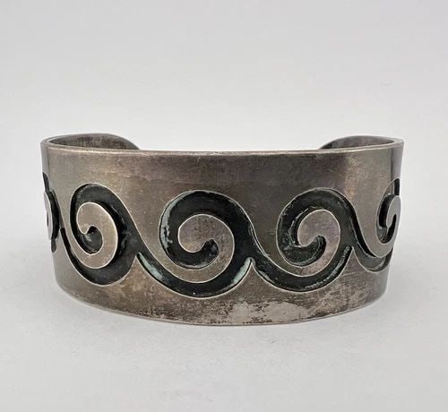 VINTAGE HOPI STERLING SILVER TRIBAL WAVE DESIGN OVERLAY CUFF BRACELET 53G: VINTAGE HOPI STERLING SILVER TRIBAL WAVE DESIGN OVERLAY CUFF BRACELET 53G Vintage Hopi Sterling Silver Tribal Wave Design Overlay Cuff Bracelet 53g Cuff is 5 5/8" tip to Tip and has a Over 1 1/4" Wide