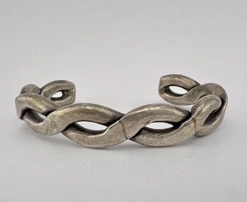 VTG EARLY NAVAJO HEAVY INGOT STERLING SILVER TWIST CUFF BRACELET 61G: VTG EARLY NAVAJO HEAVY INGOT STERLING SILVER TWIST CUFF BRACELET 61G Vtg Early Navajo Heavy Gauge Sterling Silver Twist Cuff Bracelet 61g Cuff is 5 1/8" Tip to Tip and has a 1 1/2" Slightly Adjustable