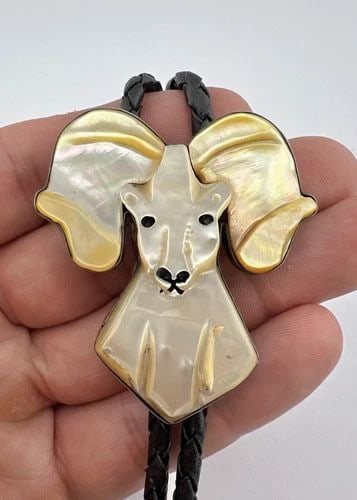 VTG HELEN & LINCOLN ZUNIE ZUNI STERLING SILVER CARVED MOP BIG HORN RAM BOLO TIE: VTG HELEN & LINCOLN ZUNIE ZUNI STERLING SILVER CARVED MOP BIG HORN RAM BOLO TIE Vtg Helen & Lincoln Zunie Zuni Sterling Silver Carved MOP Big Horn Ram Bolo Tie Size: 2" Tall by 1 7/8" Wide Weight is 3