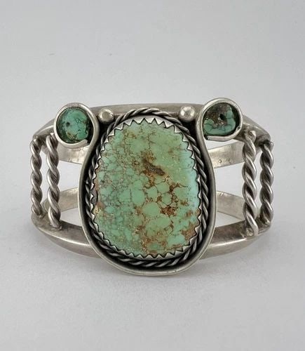VTG NAVAJO STERLING SILVER PILOT MOUNTAIN TURQUOISE CARINATED CUFF BRACELET 71G: VTG NAVAJO STERLING SILVER PILOT MOUNTAIN TURQUOISE CARINATED CUFF BRACELET 71G Vtg Navajo Sterling Silver Pilot Mountain Turquoise Carinated Cuff Bracelet 71g Cuff is 5 1/4" tip to Tip and has a 1 1/
