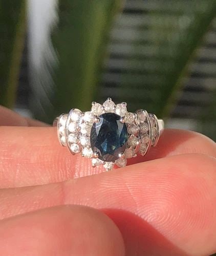 VINTAGE ESTATE 14K WHITE GOLD NATURAL BLUE SAPPHIRE & CZ ACCENT CLUSTER RING: VINTAGE ESTATE 14K WHITE GOLD NATURAL BLUE SAPPHIRE & CZ ACCENT CLUSTER RING Vintage Estate 14k White Gold Natural Blue Sapphire & Cz Accent Cluster Ring Size: 4.75 Weight is 4.1 Grams on my scale Met