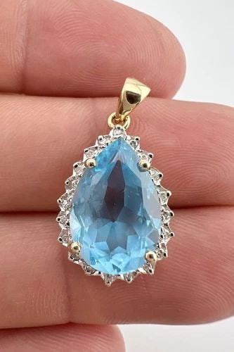 FINE 14K YELLOW GOLD LONDON BLUE TOPAZ DIAMOND TEARDROP HALO PENDANT: FINE 14K YELLOW GOLD LONDON BLUE TOPAZ DIAMOND TEARDROP HALO PENDANT Fine 14k Yellow Gold London Blue Topaz Diamond Teardrop Halo Pendant Size: 1" Tall With bail & Dangle By 5/8" Wide Weight is 3.5 Gr