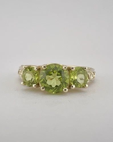 DESIGNER 10K YELLOW GOLD PERIDOT 3 STONE FLORAL ETCHED WOMEN'S RING (1 of 2)