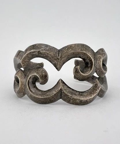 VTG NAVAJO SANDCAST STERLING SILVER INGOT SWIRL DESIGN WOMEN'S CUFF BRACELET: VTG NAVAJO SANDCAST STERLING SILVER INGOT SWIRL DESIGN WOMEN'S CUFF BRACELET Vtg Navajo Sandcast Sterling Silver Ingot Swirl Design Women's Cuff Bracelet Cuff is 5 1/4" tip to Tip and has a 1" Wide Ga