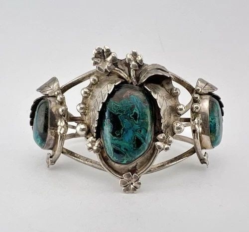 VTG NAVAJO STERLING SILVER NATURAL CHRYSOCOLLA 3D FLORAL STAMPED CUFF BRACELET: VTG NAVAJO STERLING SILVER NATURAL CHRYSOCOLLA 3D FLORAL STAMPED CUFF BRACELET Vtg Navajo Sterling Silver Natural Chrysocolla 3D Floral Stamped Cuff Bracelet Cuff is 5" tip to Tip and has a 1 1/8" Wid