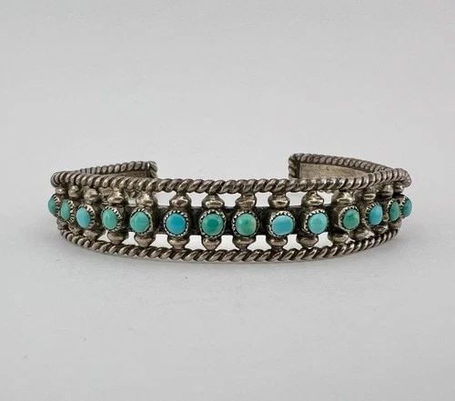 OLD 1940'S ZUNI STERLING SILVER SNAKE EYE TURQUOISE 1 ROW TWIST CUFF BRACELET: OLD 1940'S ZUNI STERLING SILVER SNAKE EYE TURQUOISE 1 ROW TWIST CUFF BRACELET OLD 1940's Zuni Sterling Silver Snake Eye Turquoise 1 Row Twist Cuff Bracelet Cuff is 5 1/4" tip to Tip and has a 1 1/4" W