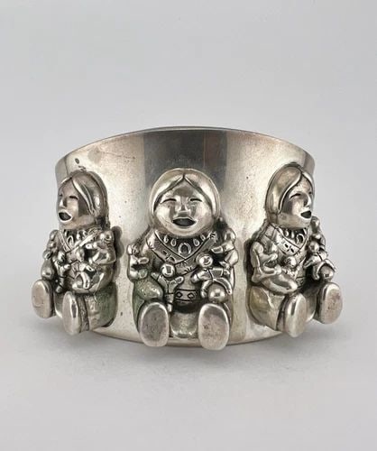VINTAGE NAVAJO STERLING SILVER 3D STORYTELLER WIDE CUFF BRACELET 84.2G: VINTAGE NAVAJO STERLING SILVER 3D STORYTELLER WIDE CUFF BRACELET 84.2G Vintage Navajo Sterling Silver 3D Storyteller Wide Cuff Bracelet 84.2g Cuff is 5 1/4" tip to Tip and has an 1 1/4" Wide Adjustabl