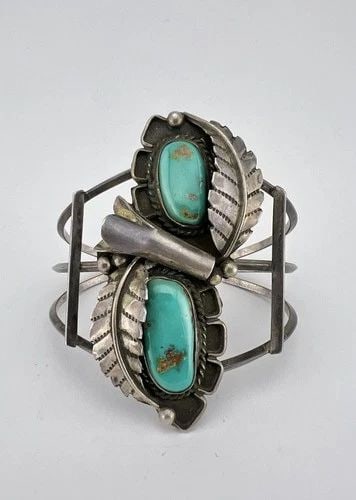 VTG NAVAJO STERLING SILVER ROYSTON TURQUOISE 3 SHANK 2.75" WIDE CUFF BRACELET: VTG NAVAJO STERLING SILVER ROYSTON TURQUOISE 3 SHANK 2.75" WIDE CUFF BRACELET Vtg Navajo Sterling Silver Royston Turquoise 3 Shank 2.75" Wide Cuff Bracelet Cuff is Around 5 1/2" tip to Tip and has a 1