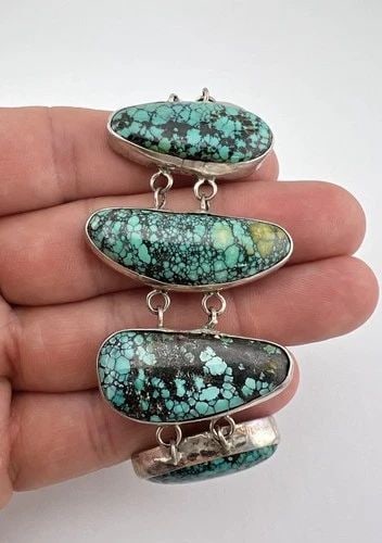 VTG NAVAJO STERLING SILVER SPIDERWEB TURQUOISE LINK TOGGLE CHARM BRACELET 44G: Vtg Navajo Sterling Silver Spiderweb Turquoise Link Toggle Charm Bracelet 44g Size: 8 1/4" Long Tip To Tip - Adjustable Down In Size Bracelet Graduated in Size From 1" Tall to 1 1/2" Tall Metal: Sterl