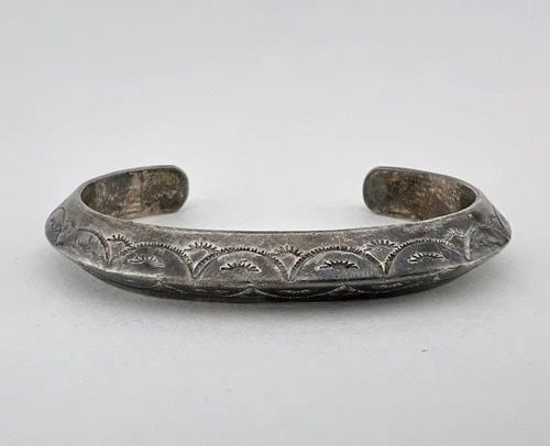 OLD NAVAJO STERLING SILVER DETAILED DEEP STAMPED CARINATED CUFF BRACELET 49.8G: OLD NAVAJO STERLING SILVER DETAILED DEEP STAMPED CARINATED CUFF BRACELET 49.8G Early OLD Navajo Sterling Silver Detailed Deep Stamped Carinated Cuff Bracelet 49.8g Cuff is Around 5 1/4" tip to Tip and