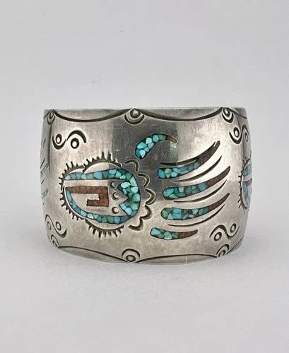 VTG NAVAJO STERLING SILVER CHIP TURQUOISE & CORAL BEARPAW CUFF BRACELET 63.3G: Vtg Navajo Sterling Silver Crushed Chip Turquoise & Coral Bearpaw Flush Inlay Cuff Bracelet 63.3g Cuff is 5 1/8" tip to Tip and has a 1" Wide Gap Cuff Is 1 1/2" Wide In the Center Weight is 63.3 Grams