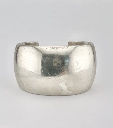 VTG D&J CLARK NAVAJO HAND MADE STERLING SILVER PLAIN WIDE CUFF BRACELET 94.3G: VTG D&J CLARK NAVAJO HAND MADE STERLING SILVER PLAIN WIDE CUFF BRACELET 94.3G Vtg D&J Clark Navajo Hand Made Sterling Silver Plain Wide Cuff Bracelet 94.3g Cuff is 5 5/8" tip to Tip and has an Just Un