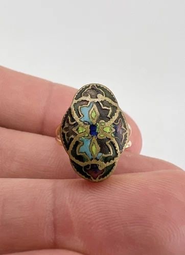 ANTIQUE CHINESE JAPANESE 14K YELLOW GOLD MULTI COLOR CLOISONNÉ ENAMEL RING: ANTIQUE CHINESE JAPANESE 14K YELLOW GOLD MULTI COLOR CLOISONNÉ ENAMEL RING Antique Chinese Japanese 14k Yellow Gold Multi Color Cloisonné Enamel Ring Ring Size: 2 - Can be Resized Weight is 3.6 Gram