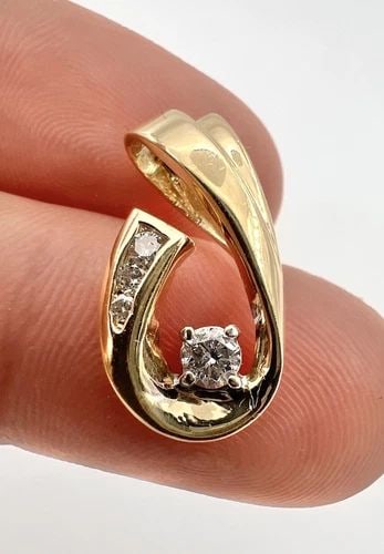 DESIGNER FINE 14K YELLOW GOLD SI1 - H-I - .25CTW DIAMOND JOURNEY LOVE PENDANT: DESIGNER FINE 14K YELLOW GOLD SI1 - H-I - .25CTW DIAMOND JOURNEY LOVE PENDANT Designer Fine 14K Yellow Gold SI1 - H-I - .25ctw Diamond Journey Love Pendant Size: 7/8" Tall By Just Under 1/2" Wide Meta