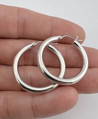DESIGNER 14K WHITE GOLD PLAIN DESIGN HOOP EARRING 1.25"- 2.9G: DESIGNER 14K WHITE GOLD PLAIN DESIGN HOOP EARRING 1.25"- 2.9G Designer 14k White Gold Plain Design Hoop Earring 1.25"- 2.9g Size: 1 1/4" Tall By 4mm Wide Metal: 14k White Gold - Hallmarked Wight is 2.
