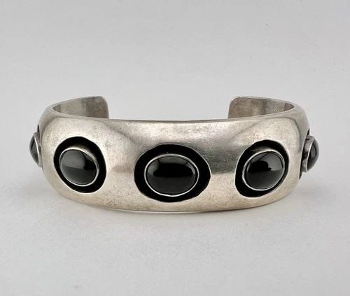 VTG RICHARD LONG SR NAVAJO STERLING SILVER BLACK ONYX SHADOWBOX CUFF BRACELET: Vtg Richard Long Sr Navajo Sterling Silver Black Onyx Shadowbox Cuff Bracelet Cuff is 5 1/4" tip to Tip and has a 1 1/2" Wide Gap Cuff Is Over 3/4" Wide In the Center Weight is 55.4 Grams on my scale 
