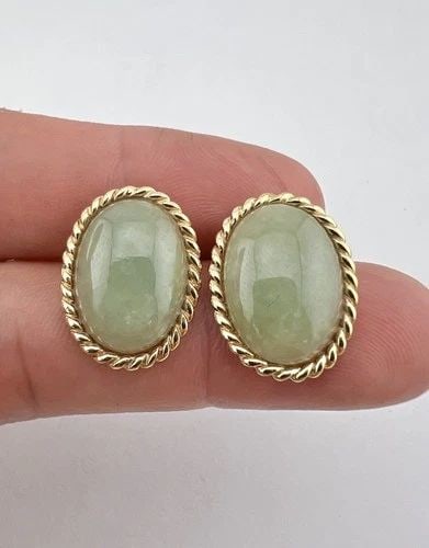 VINTAGE 14K YELLOW GOLD CABOCHON LIGHT GREEN JADE TWIST POST EARRINGS: VINTAGE 14K YELLOW GOLD CABOCHON LIGHT GREEN JADE TWIST POST EARRINGS Vintage 14k Yellow Gold Cabochon Light Green Jade Twist Post Earrings Size: 7/8" Tall By 5/8" Wide Weight is 6.9 Grams on my scale