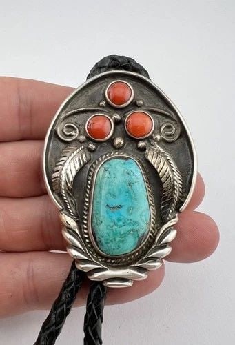VTG SHIRLEY HENRY NAVAJO STERLING SILVER KINGMAN TURQUOISE & CORAL BOLO TIE 2.5": Vtg Shirley Henry Navajo Sterling Silver Kingman Turquoise & Coral Bolo Tie 2.5" Size: 2 1/2" Tall by 1 3/4" Wide Weight is 55.0 Grams on my scale Metal: Sterling Silver Amazing Natural Blue Kingman T