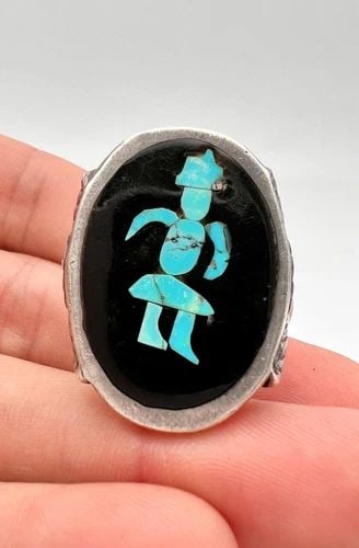 EARLY ZUNI JOHN GORDON LEAK STERLING MULTI-GEM INLAY KNIFEWING RING SZ 8.5-28G: Early Zuni JOHN GORDON LEAK Sterling Multi-Gem Inlay Knifewing Ring Sz 8.5-28g Ring Size: 8.5 - Can Be Resized Weight is 28.0 Grams on my scale Ring is 1 1/4" Tall In the Center Test Positive For Ster
