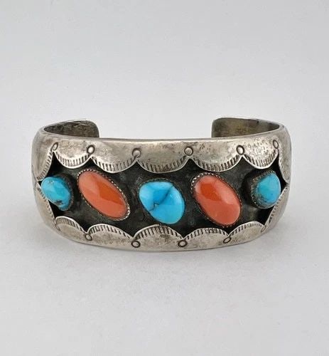 VINTAGE NAVAJO STERLING SILVER CORAL & TURQUOISE SHADOWBOX STAMPED CUFF BRACELET (1 of 2)