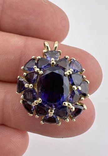 DESIGNER 10K YELLOW GOLD NATURAL PURPLE IOLITE FLORAL CLUSTER PENDANT: DESIGNER 10K YELLOW GOLD NATURAL PURPLE IOLITE FLORAL CLUSTER PENDANT Designer 10k Yellow Gold Natural Purple Iolite Floral Cluster Pendant Size: 1" Tall With bail By 7/8" Wide Metal: 10k Yellow Gold 