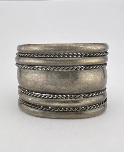 HUGE VINTAGE NAVAJO STERLING SILVER TWIST 1 7/8" WIDE CUFF BRACELET 87.6G: HUGE VINTAGE NAVAJO STERLING SILVER TWIST 1 7/8" WIDE CUFF BRACELET 87.6G HUGE Vintage Navajo Sterling Silver Twist 1 7/8" Wide Cuff Bracelet 87.6g Cuff is 5 1/4" tip to Tip and has a 1 5/8" Wide Adju