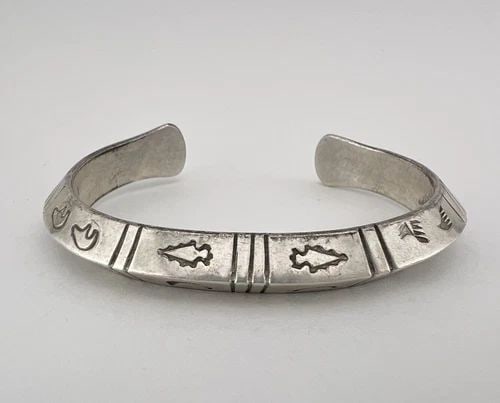 VINTAGE NAVAJO STERLING SILVER DEEP STAMPED CHISELED CARINATED CUFF BRACELET 50G: VINTAGE NAVAJO STERLING SILVER DEEP STAMPED CHISELED CARINATED CUFF BRACELET 50G Vintage Navajo Sterling Silver Deep Stamped Chiseled Carinated Cuff Bracelet 50g Cuff is 5 1/2" tip to Tip and has a 1 