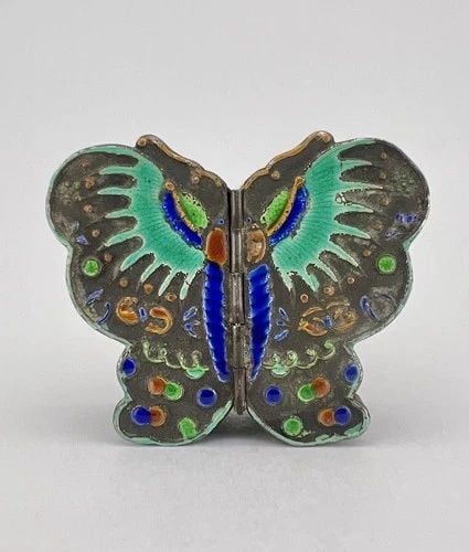 ANTIQUE 19TH CENTURY CHINESE EXPORT SILVER ENAMEL BUTTERFLY BOX - SIGNED: ANTIQUE 19TH CENTURY CHINESE EXPORT SILVER ENAMEL BUTTERFLY BOX - SIGNED Antique 19th Century Chinese Export Silver Enamel Butterfly Box - Signed Size: Over 2 1/2" Wide By 2 1/8" Tall & Just Under 1" 