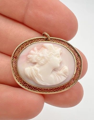 ANTIQUE VICTORIAN 10K YELLOW GOLD CARVED CORAL CAMEO FILIGREE PENDANT: ANTIQUE VICTORIAN 10K YELLOW GOLD CARVED CORAL CAMEO FILIGREE PENDANT Antique Victorian 10k Yellow Gold Carved Coral Cameo Filigree Pendant Size: 1 1/8" Tall With Bail By 1 1/4" Wide Weight is 4.9 Gra