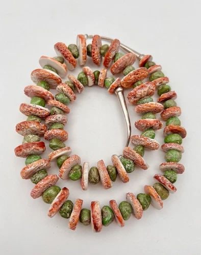 SANTO DOMINGO KEWA CARICO LAKE TURQUOISE SPINY OYSTER HEISHI STERLING NECKLACE (1 of 2)