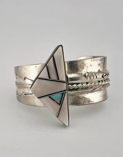 LEE BENNETT NAVAJO STERLING SILVER MOTHER OF PEARL FEATHER OVERLAY CUFF BRACELET: LEE BENNETT NAVAJO STERLING SILVER MOTHER OF PEARL FEATHER OVERLAY CUFF BRACELET Vtg Lee Bennett Navajo Sterling Silver Mother of Pearl Feather Overlay Cuff Bracelet Cuff is 5 1/4" tip to Tip and has 
