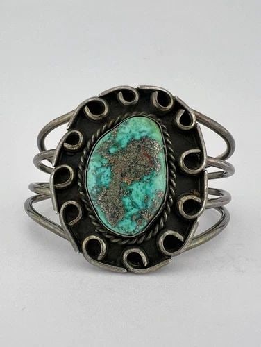 VTG NAVAJO STERLING SILVER SONORAN GOLD TURQUOISE STAMPED CUFF BRACELET 57.3G: VTG NAVAJO STERLING SILVER SONORAN GOLD TURQUOISE STAMPED CUFF BRACELET 57.3G Vtg Navajo Sterling Silver Sonoran Gold Turquoise Stamped Cuff Bracelet 57.3g Cuff is 5 1/2" tip to Tip and has a 1 1/8" W