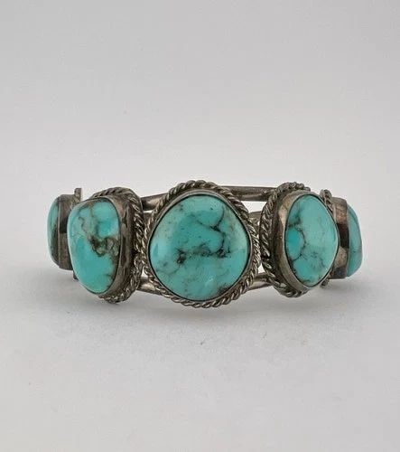 VTG NAVAJO STERLING SILVER WEBBED FOX TURQUOISE 5 STONE WOMEN'S CUFF BRACELET: Vtg Navajo Sterling Silver Webbed Fox Turquoise 5 Stone Women's Cuff Bracelet Cuff is 5" tip to Tip and has a 1" Wide Adjustable Gap Cuff Is 1" Wide In the Center Weight is 34.6 Grams on my scale Test