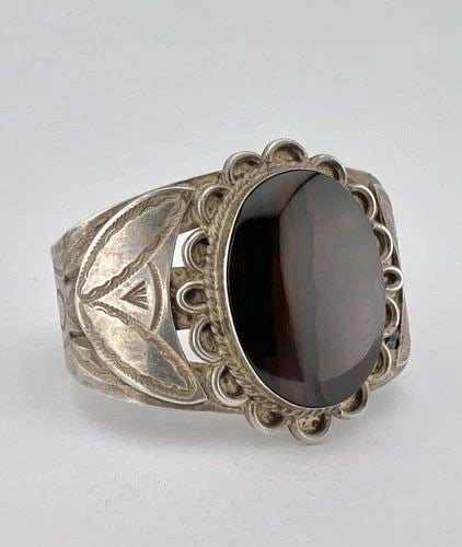 VTG FRED HARVEY ERA NAVAJO STERLING SILVER PETRIFIED WOOD STAMPED CUFF BRACELET: VTG FRED HARVEY ERA NAVAJO STERLING SILVER PETRIFIED WOOD STAMPED CUFF BRACELET Vtg Fred Harvey Era Navajo Sterling Silver Petrified Wood Stamped Cuff Bracelet Cuff is Just Under 6" tip to Tip and has