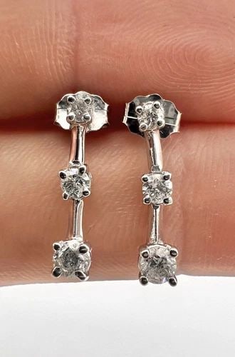 DESIGNER 14K WHITE GOLD .32CT 3 STONE ROUND GRADUATED DIAMOND POST STUD EARRINGS: DESIGNER 14K WHITE GOLD .32CT 3 STONE ROUND GRADUATED DIAMOND POST STUD EARRINGS Designer 14k White Gold .32ct 3 Stone Round Graduated Diamond Post Stud Earrings Size: 5/8" Tall - 3.5mm Wide At The Ba
