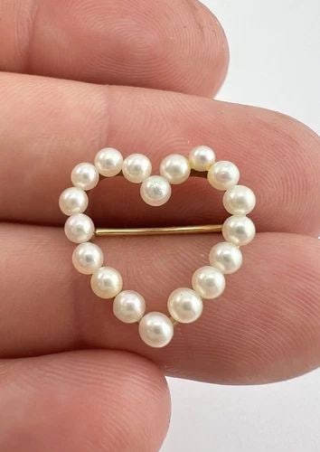 ANTIQUE VICTORIAN 14K YELLOW GOLD SEED PEARL HEART PIN BROOCH: ANTIQUE VICTORIAN 14K YELLOW GOLD SEED PEARL HEART PIN BROOCH Antique Victorian 14k Yellow Gold Seed Pearl Heart Pin Brooch Size: Almost 3/4" Tall & 3/4" Wide Metal: 14k Yellow Gold - Hallmarked & Tes