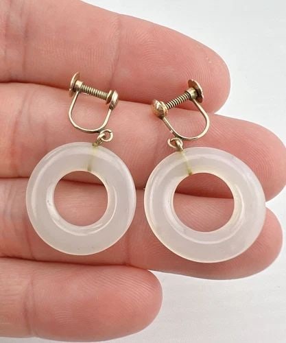 VTG CHINESE 10K YELLOW GOLD TRANSLUCENT WHITE JADE ROUND DISK DANGLE EARRINGS: VTG CHINESE 10K YELLOW GOLD TRANSLUCENT WHITE JADE ROUND DISK DANGLE EARRINGS Vtg Chinese 10k Yellow Gold Translucent White Jade Round Disk Dangle Earrings Size: 1 1/4" Tall By 7/8" Wide Weight is 4.1