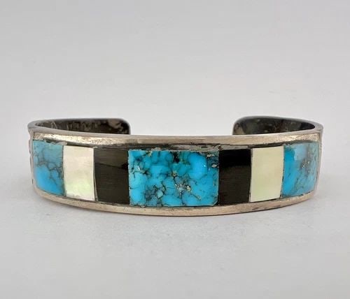 SANTO DOMINGO NATIVE AMERICAN STERLING SILVER MULTI GEM ROW INLAY CUFF BRACELET: SANTO DOMINGO NATIVE AMERICAN STERLING SILVER MULTI GEM ROW INLAY CUFF BRACELET Vtg Santo Domingo Native American Sterling Silver Multi Gem Row Inlay Cuff Bracelet Cuff is 5 1/4" tip to Tip and has a 