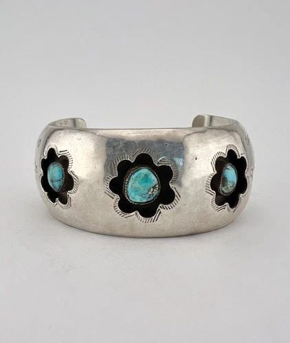VTG NAVAJO STERLING SILVER MORENCI TURQUOISE STAMPED SHADOWBOX CUFF BRACELET: Vtg Navajo Sterling Silver Morenci Turquoise Stamped Shadowbox Cuff Bracelet Cuff is 4 7/8" tip to Tip and has a 1 3/8" Wide Gap Cuff Is Over 1" Wide In the Center Weight is 38.0 Grams on my scale Tes