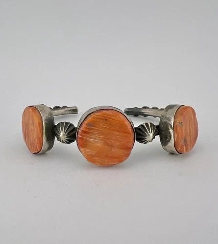 CHIMNEY BUTTE NAVAJO STERLING SILVER ORANGE SPINY OYSTER CUFF BRACELET: CHIMNEY BUTTE NAVAJO STERLING SILVER ORANGE SPINY OYSTER CUFF BRACELET Chimney Butte Navajo Sterling Silver Orange Spiny Oyster Cuff Bracelet Cuff is 5 3/4" tip to Tip and has a 1" Wide Adjustable Gap
