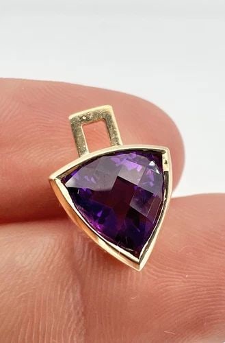14K YELLOW GOLD BEZEL SET TRILLION CUT NATURAL PURPLE AMETHYST CHARM PENDANT (1 of 2)