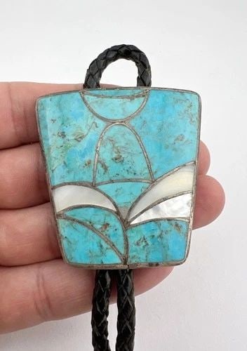 VTG N.LEE NAVAJO STERLING SILVER FLUSH TURQUOISE & MOTHER OF PEARL BOLO TIE 2": VTG N.LEE NAVAJO STERLING SILVER FLUSH TURQUOISE & MOTHER OF PEARL BOLO TIE 2" Vtg N.Lee Navajo Sterling Silver Flush Turquoise & Mother of Pearl Bolo Tie 2" Size: 2" Tall by 2" Wide at the Top Weight