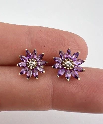DESIGNER 14K YELLOW GOLD NATURAL AMETHYST & DIAMOND FLOWER POST STUD EARRINGS: DESIGNER 14K YELLOW GOLD NATURAL AMETHYST & DIAMOND FLOWER POST STUD EARRINGS Designer 14K Yellow Gold Natural Amethyst & Diamond Flower Post Stud Earrings Size: 1/2" Wide Metal: 14k Yellow Gold - Tes