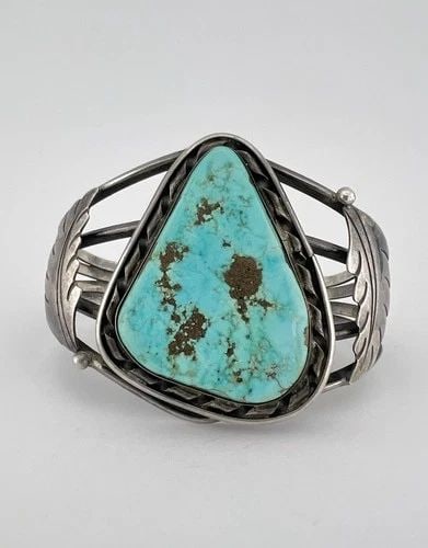 VINTAGE NAVAJO STERLING SILVER ROYSTON TURQUOISE STAMPED CUFF BRACELET 44.9G: VINTAGE NAVAJO STERLING SILVER ROYSTON TURQUOISE STAMPED CUFF BRACELET 44.9G Vintage Navajo Sterling Silver Royston Turquoise Stamped Cuff Bracelet 44.9g Cuff is 5 1/4" tip to Tip and has a 1 1/8" Wid