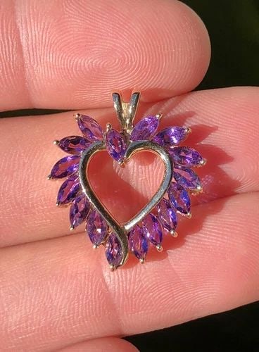 DESIGNER 10K YELLOW GOLD 2.35CTS NATURAL PURPLE AMETHYST HEART LOVE PENDANT: DESIGNER 10K YELLOW GOLD 2.35CTS NATURAL PURPLE AMETHYST HEART LOVE PENDANT Designer 10K Yellow Gold 2.35Cts Natural Purple Amethyst Heart Love Pendant Size: 1" Tall by 7/8" Wide Weight is 2.7 Grams o